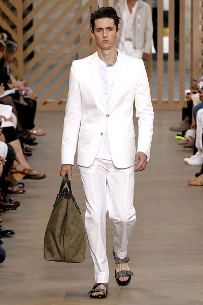Look 16